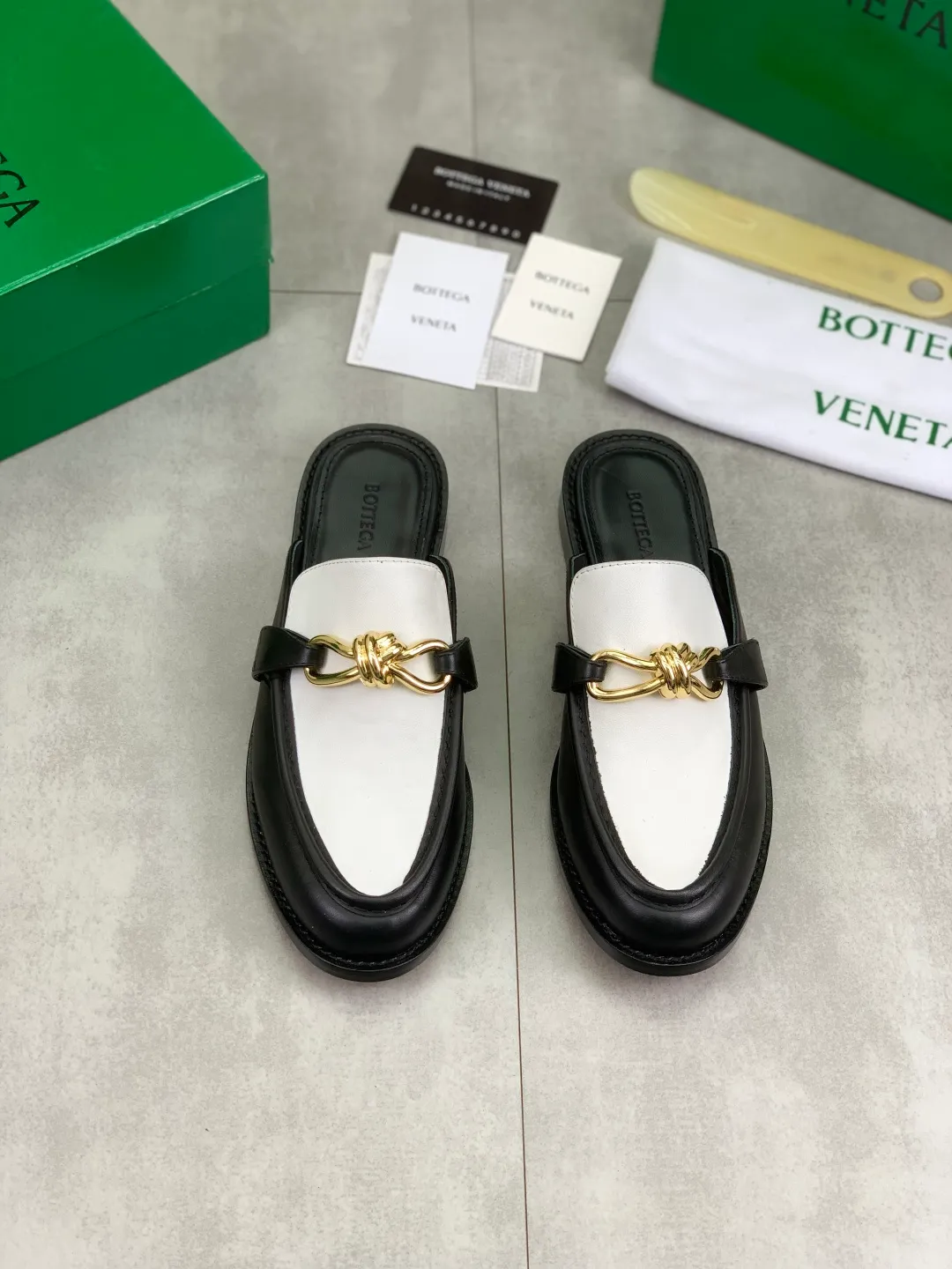 Men's shoes 💰P800 [New model] (genuine leather outsole) water-dyed cow lining 💰High-quality business couple half-slip leather shoes 💎💎💎 BOTTEGA VENETA official website synchronizes the latest top version of BV in the market, accepts material comparison, shoe type comparison, process comparison, practical and textured, versatile and suitable for any occasion, the more you look at it, the more flavorful it becomes. Purely hand-knitted craftsmanship - Upper material, calfskin imported from Italy 🇮🇹 - High-quality water-dyed cowhide lining - Original private model customized leather outsole -Size: Female 35-39 (40 ordered) Male 39-44 (38 45 can be customized) Color: Multiple colors available